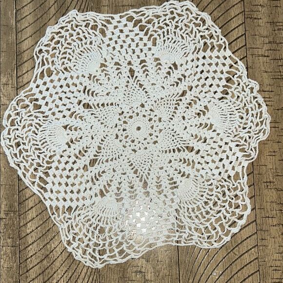 Elegant Vintage 1970s Handmade White Crochet Doilies Set - Picture 3 of 17